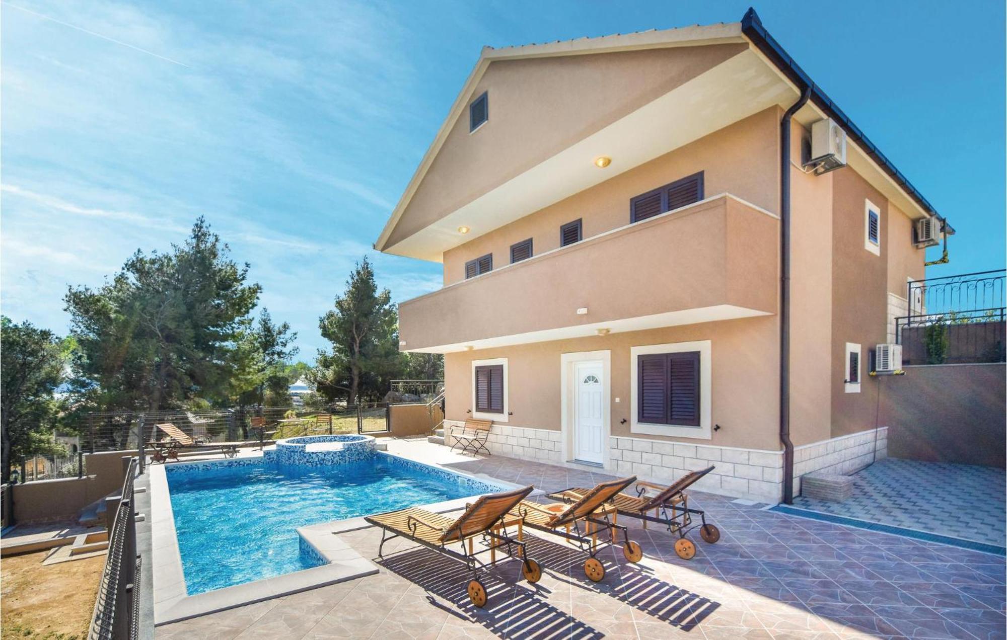 Lovely Home In Split With Jacuzzi Exterior photo